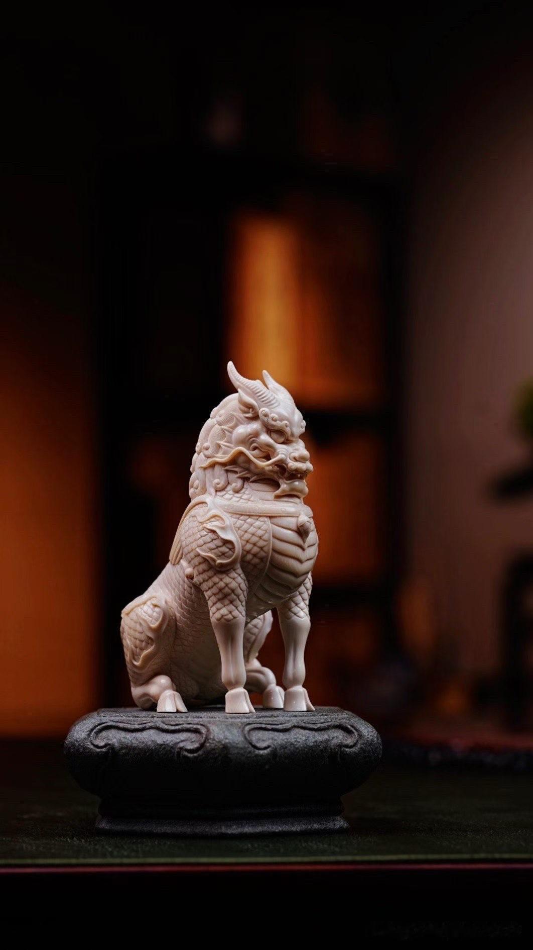 昂首端坐，双目圆睁，既有瑞兽的威仪，又带着几分古拙灵动。

这尊猛犸麒麟最耐看的