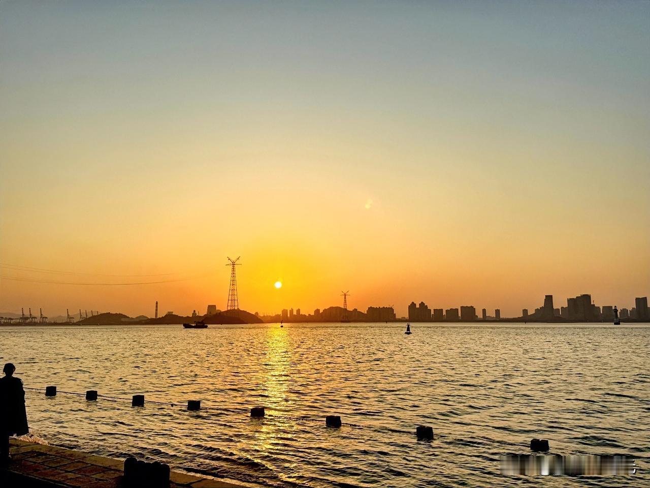 带你一起来看海[锦鲤到来]
今日份浪漫，是海边的夕阳给的
我想在人间贩卖黄昏
只