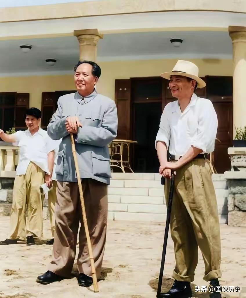 这张合影你见过么？

看老人家手里的那根竹杖了么？据说这根竹杖是毛主席1961年