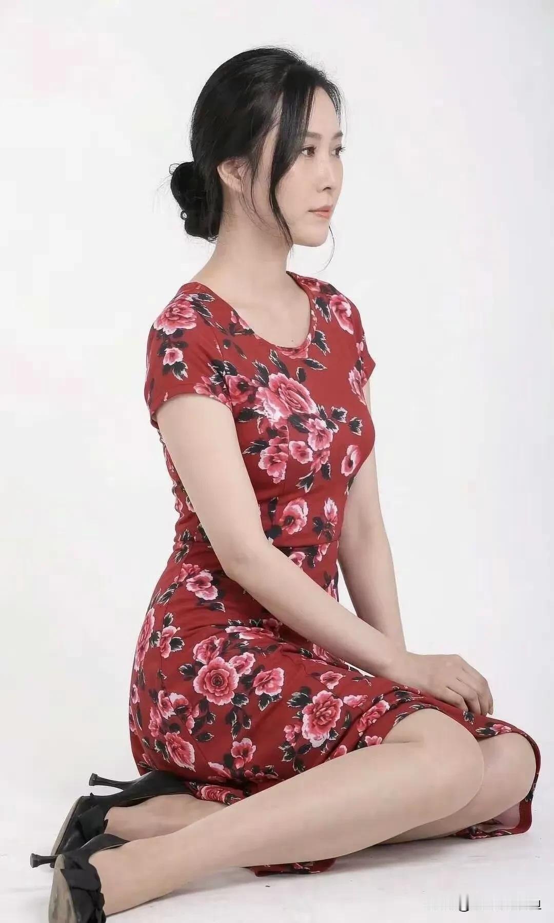 花裙子能穿出味道，一来是身材好，二来气质在那里。花裙子，尤其是大红大绿，容易陷入