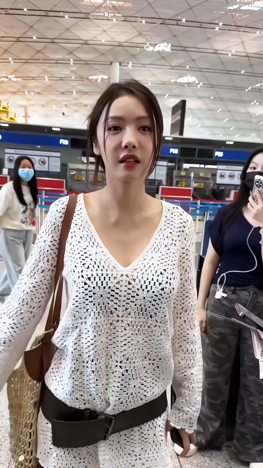 演员蔡文静上海机场被挤哭，被代拍疯狂围堵，挤到缺氧，崩溃哭泣大喊：你们让一下。这