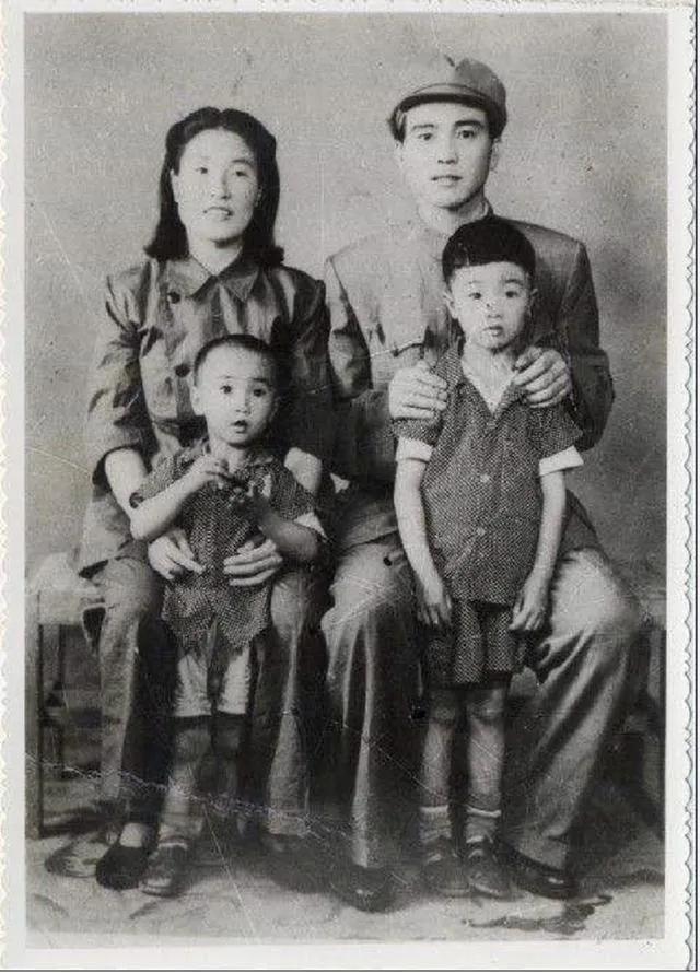 1950年，“巨贪”刘青山的一张全家福，照片中的他戴着帽子，穿着笔挺的中山装，看