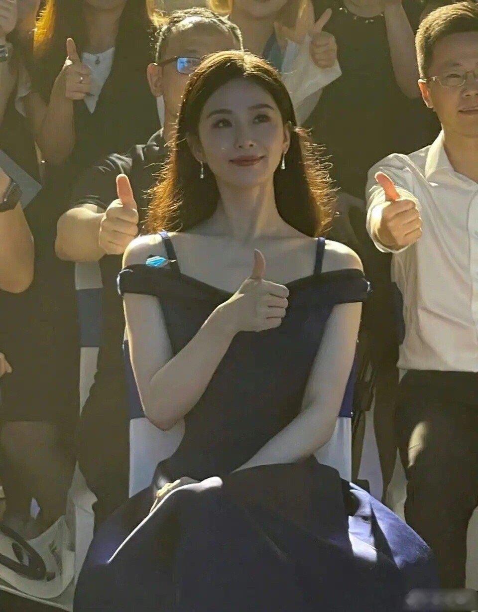 #刘诗诗蓝色长裙好优雅#刘诗诗蓝色长裙好优雅，生图也好美～ ​​​