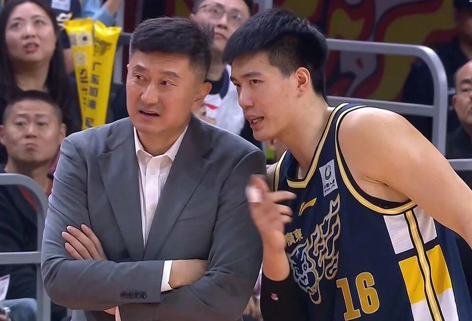 北京时间3月31日19点35分，CBA常规赛第33轮继续进行二场焦点战，江苏肯帝