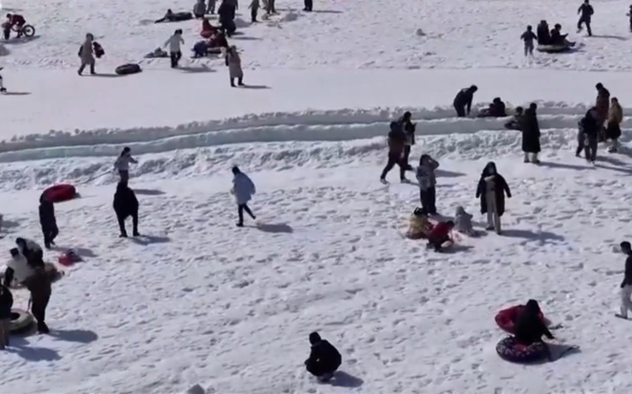冬日的哈尔滨冰雪盛宴正酣，冰雪运动装备制造产业园开足马力，为雪上狂欢筑牢产业根基