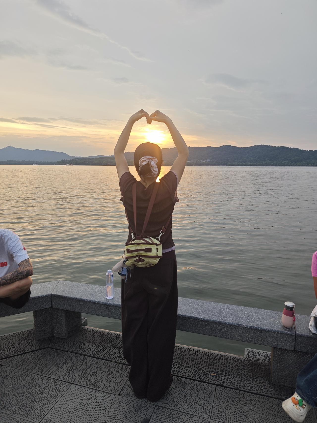 我认为不愿意，如果有来生我一定不要现在的枯燥乏味生活，我要活出我自己。不再为了别