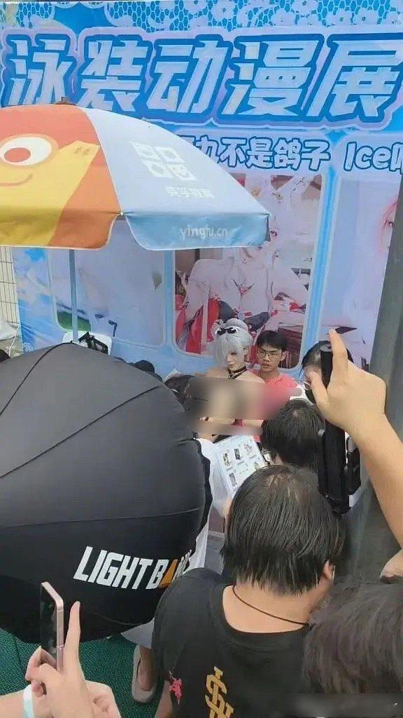 今天的深圳泳装漫展，这怎么通过的[流汗] ​​​