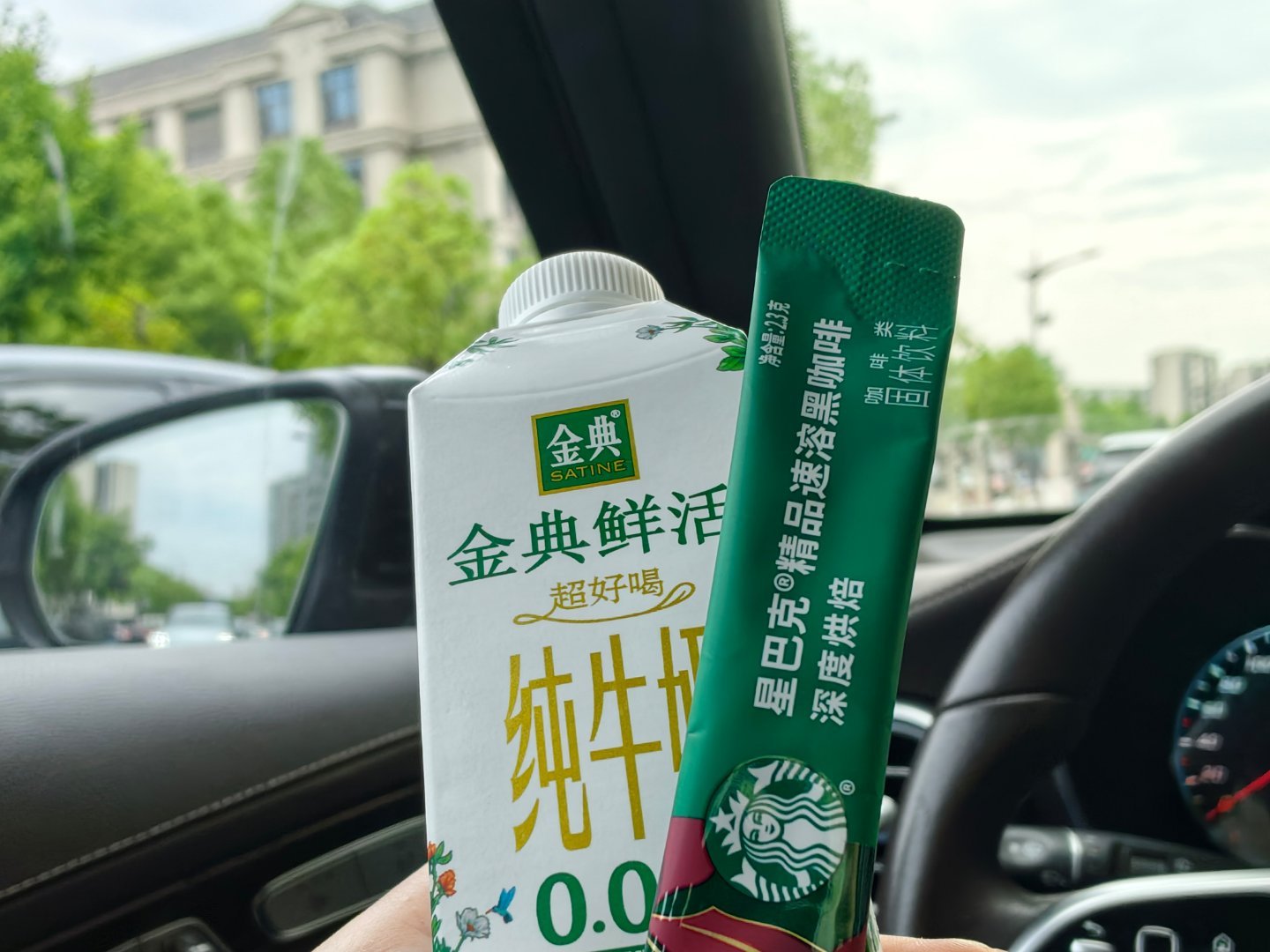 早上匆匆忙忙出门电梯里看到了东哥广告（妈妈，你看樊振东）来不及掏手机拍了