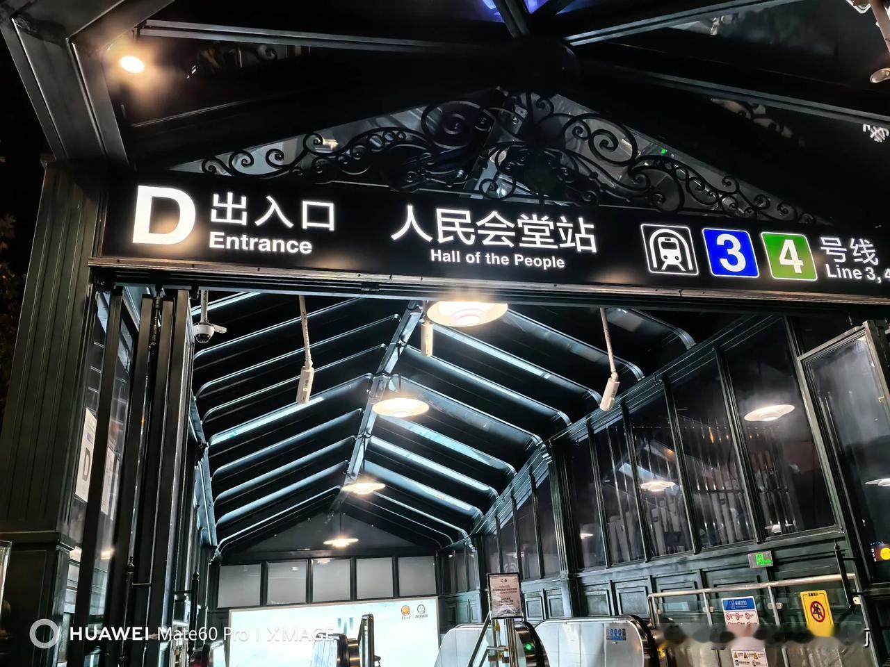#秋日生活记录#今天我去海军博物馆参观时，一个好心的治安巡逻员告诉我，老年人去玩