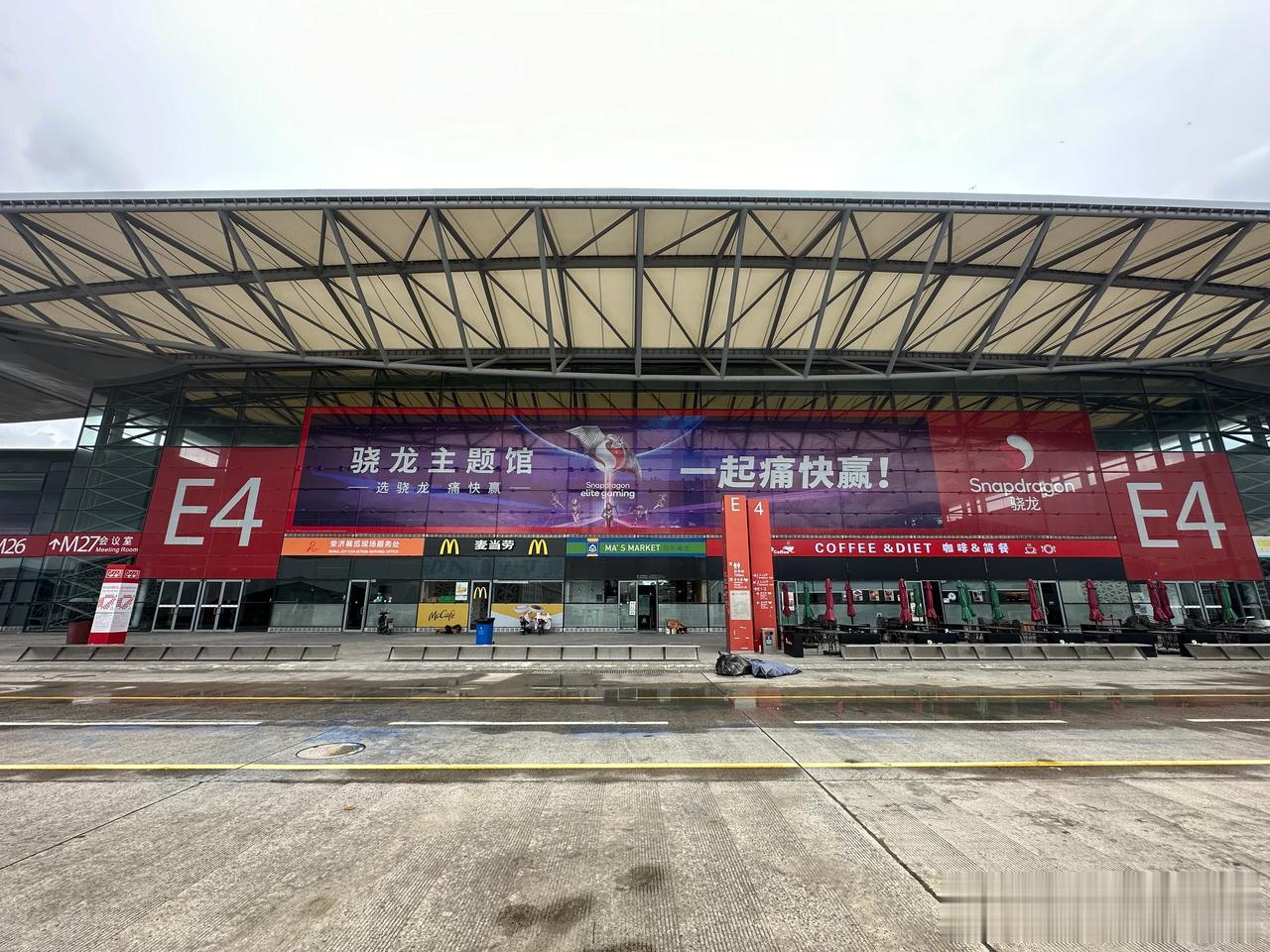 ChinaJoy 重回线下了，去领媒体证的同时顺便先去探个馆，各家展位进度都不错