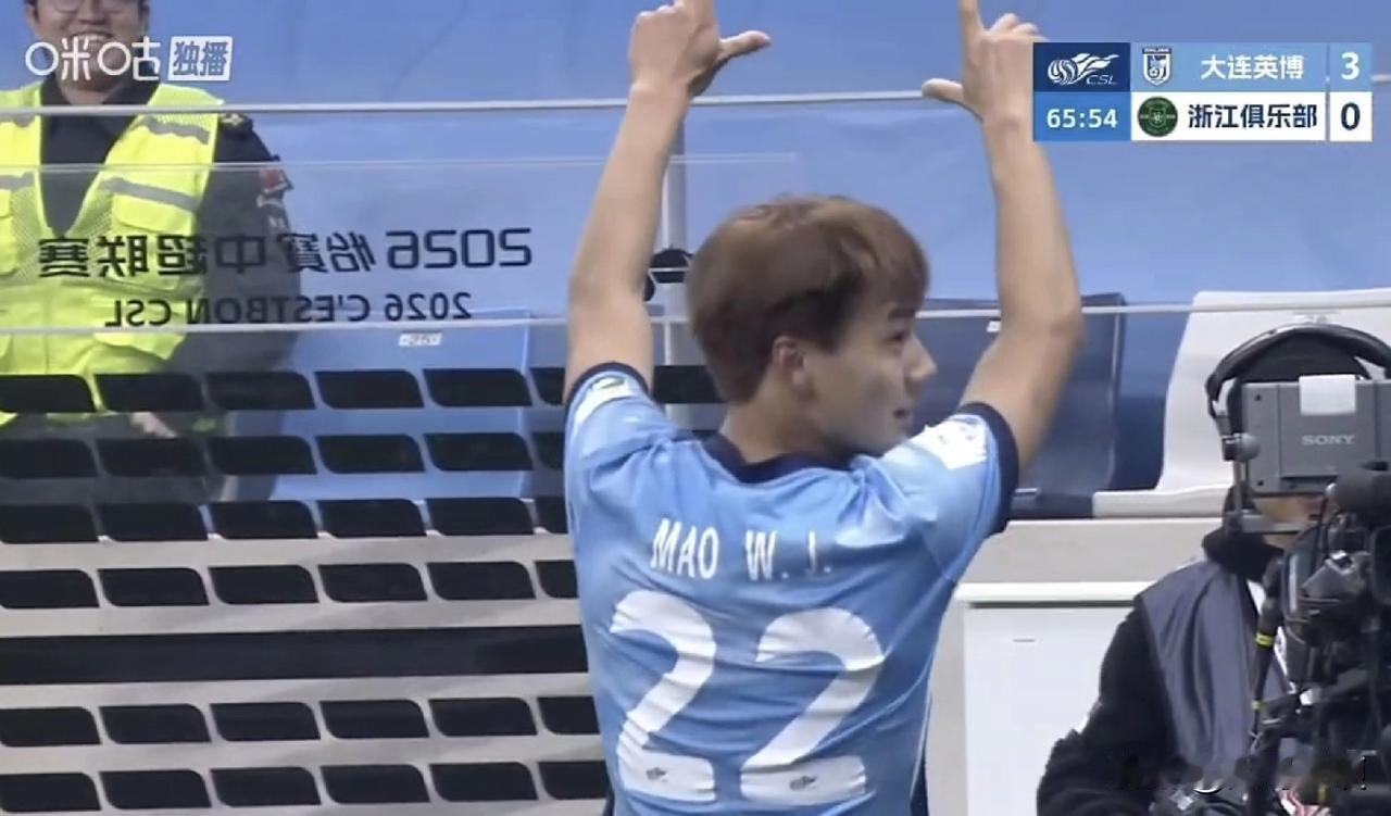 毛伟杰犹如一道闪电！这个后排插上晃开刘浩帆的兜射破门，妥妥的世界级边后卫水准[加