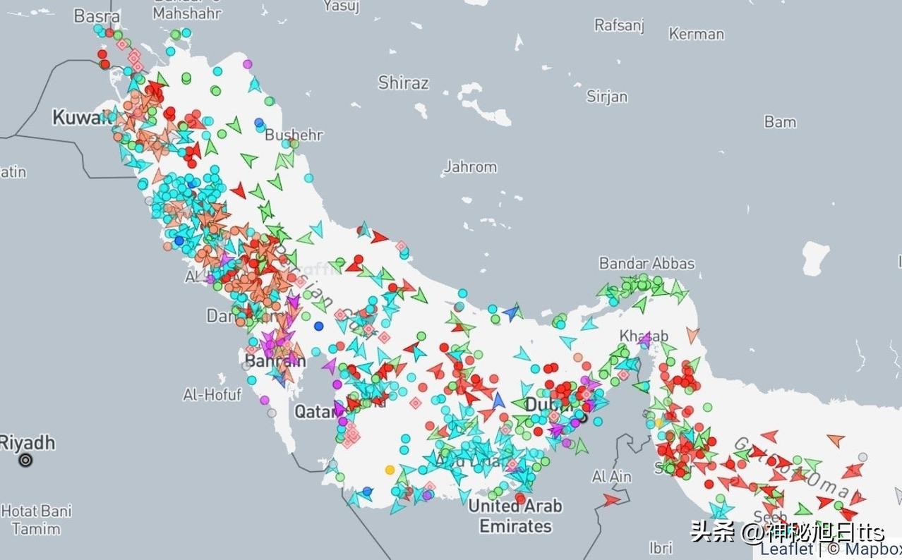伊朗背后有高人。

这是谁教伊朗的？😂😂😂

伊朗开始对每艘通过霍尔木兹海
