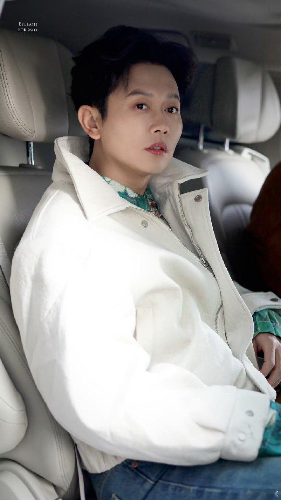 孟鹤堂小鸟依人依的是岳云鹏  斗笑社  被孟鹤堂和岳云鹏的互动可爱到了！舞台上孟