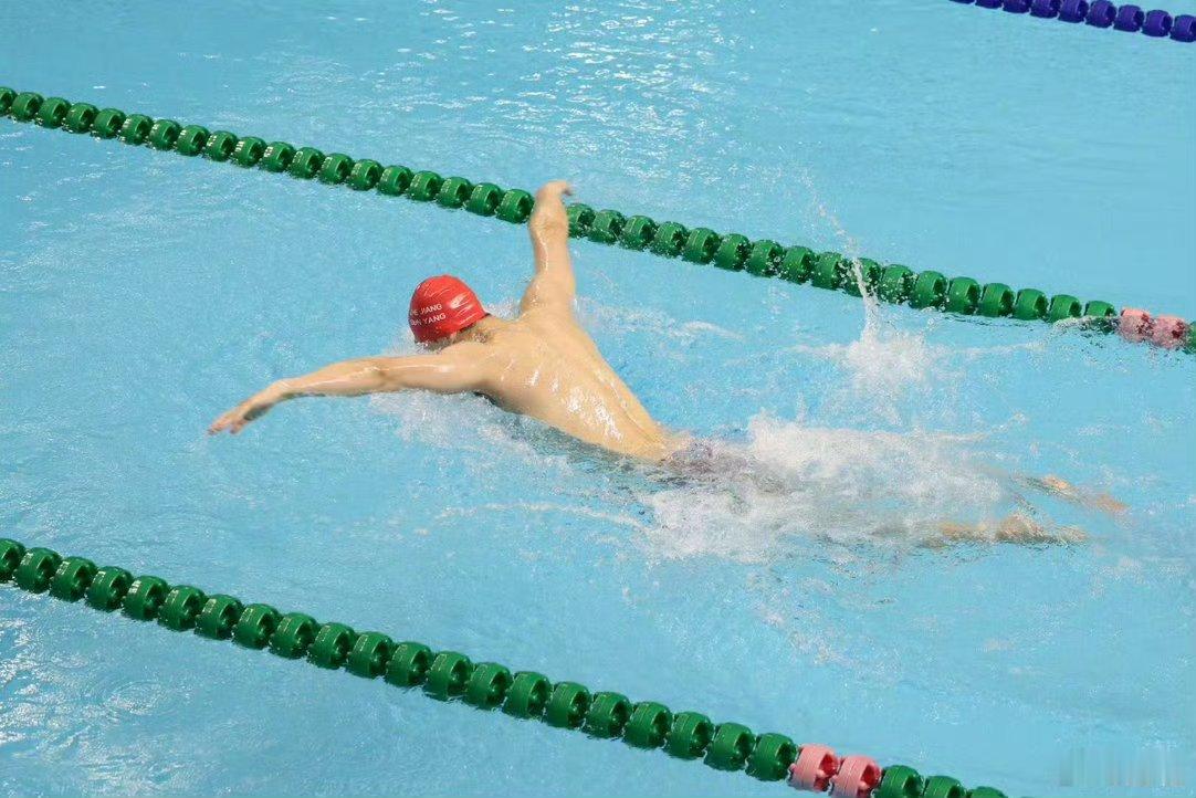 孙杨竞技状态依旧能打34岁再战泳池，2026全国冠军赛男子100自预赛交出49秒