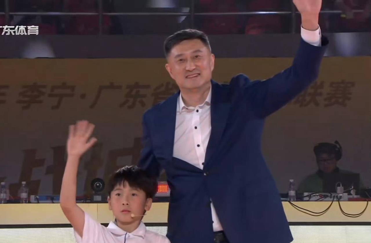 马上就要和上海打比赛了，结果杜锋从客场飞回广东参加粤BA开幕式了！

广东成绩不