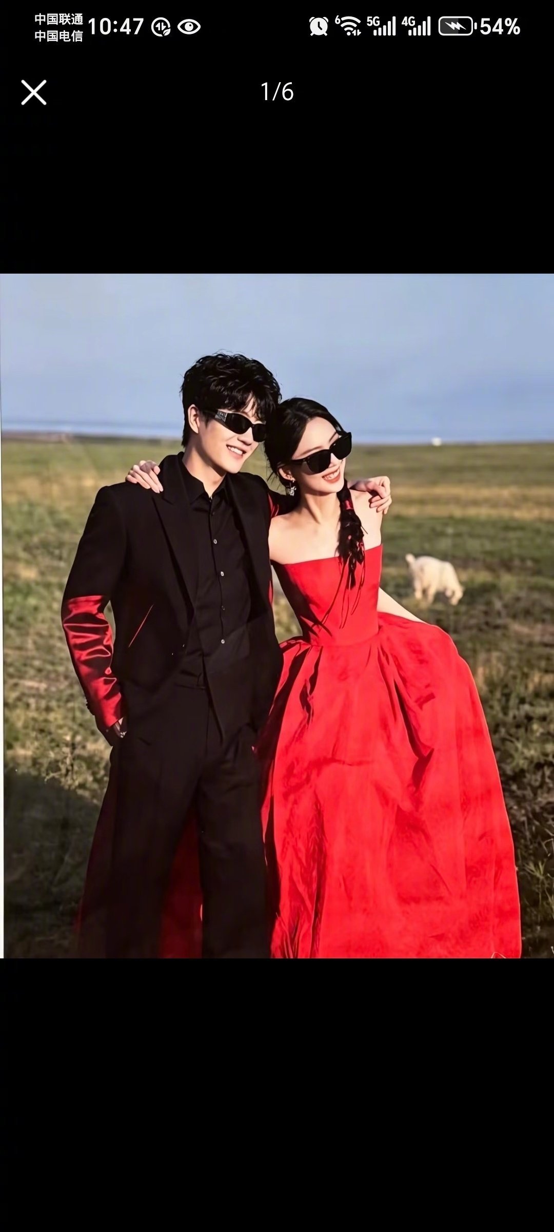 许嵩盯妻狂魔全程有意无意的盯着冯禧看那是冯禧漂亮又足够优秀！许嵩冯禧中式婚纱照析