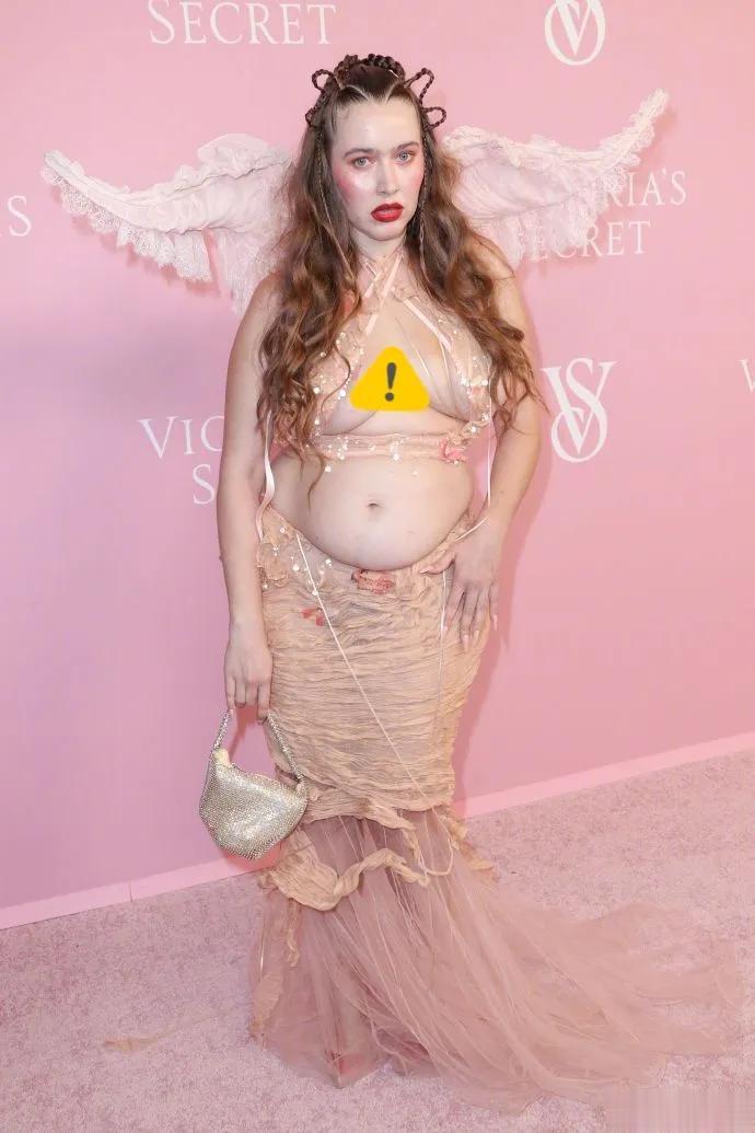 维密红毯的女星已经没法看了[捂脸]
没想到审美降级到这种地步！
相比之下，还是谷