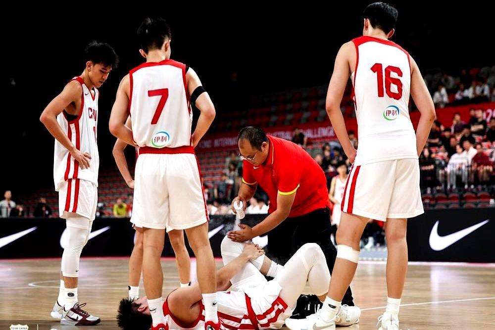 16岁天才前锋被担架抬出场，中国男篮锋线希望左膝重伤。

U18中国男篮热身赛6