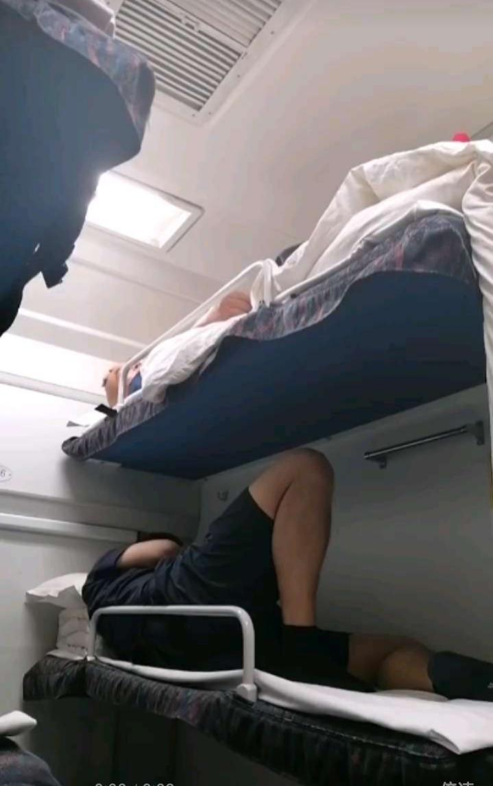 火车卧铺还是三层，为什么就不能改成二层？上次和父亲买了两个卧铺，父亲睡之前不敢喝