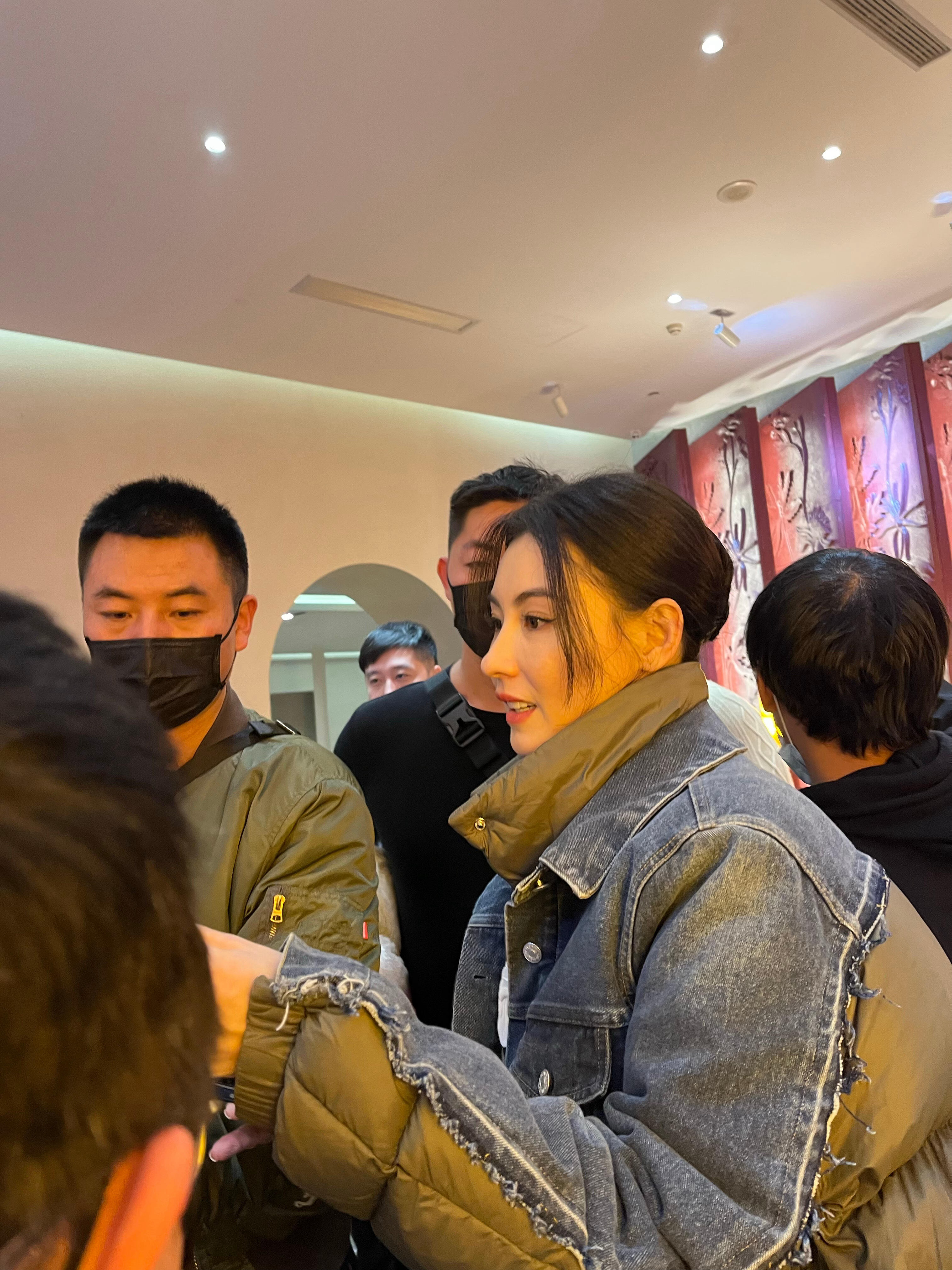 张柏芝商演生图 这也是张柏芝这段时间的纯live生图无修，刻意找光线不好角度的图