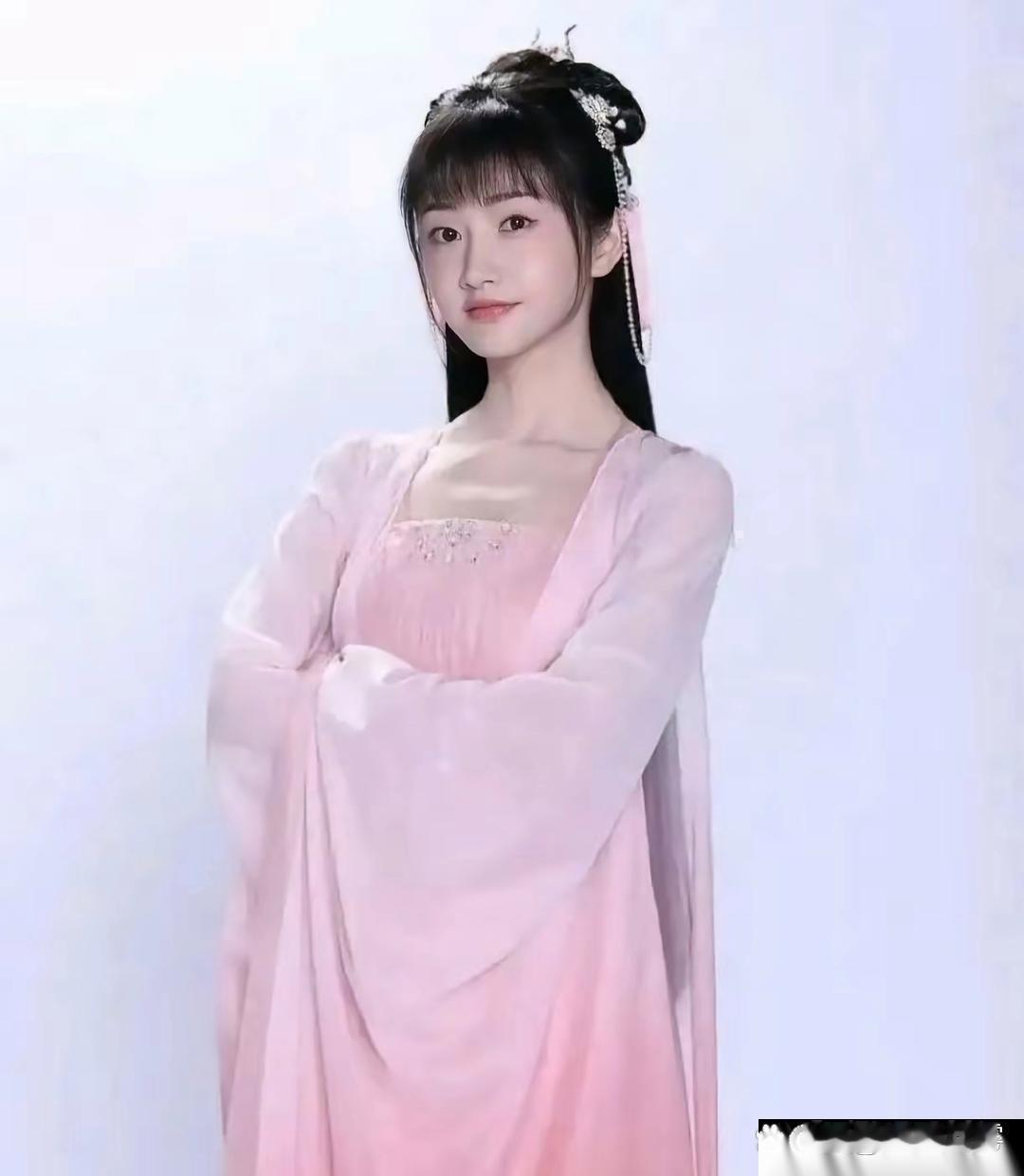 当年《沉香如屑》原定的女主是景甜，她和成毅的定妆照都拍好了，最后却是杨紫来救场，