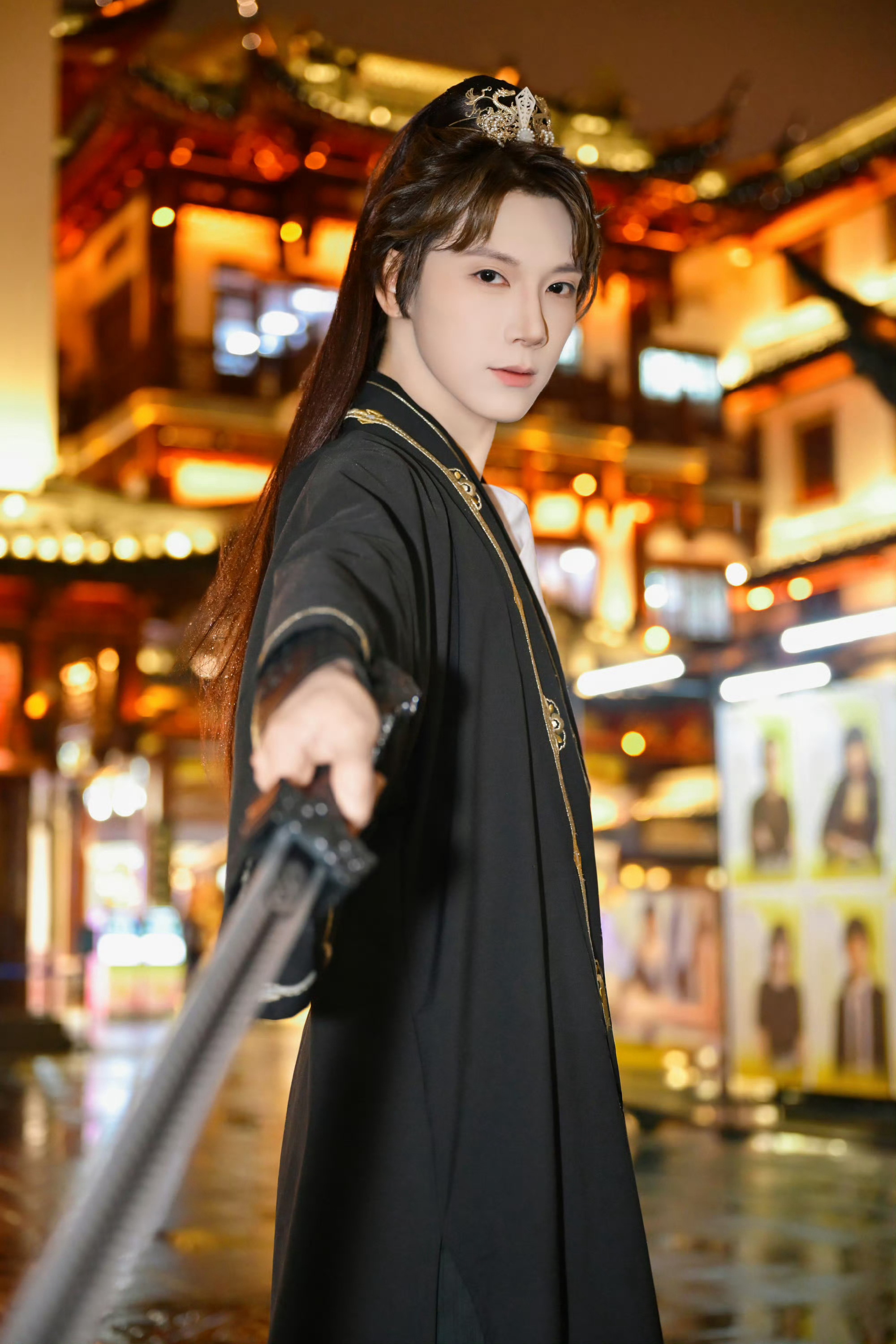 李永钦汉服造型李永钦这身黑金色汉服太绝了！夜游上海古风街巷，执伞舞剑，清冷公子氛