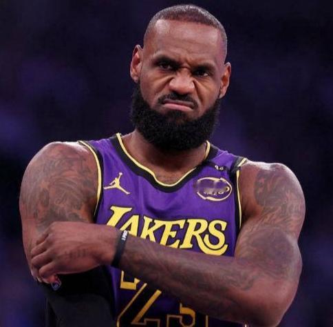 行走的纪录仪，詹姆斯又将圣诞大战总得分纪录提升到525分。五大得分榜四项封王，离