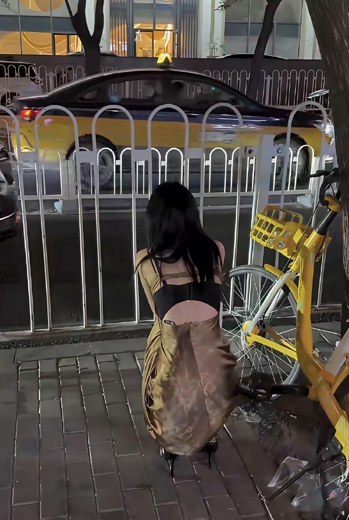 这么高的跟还蹲地上，多累呀！ ​​​