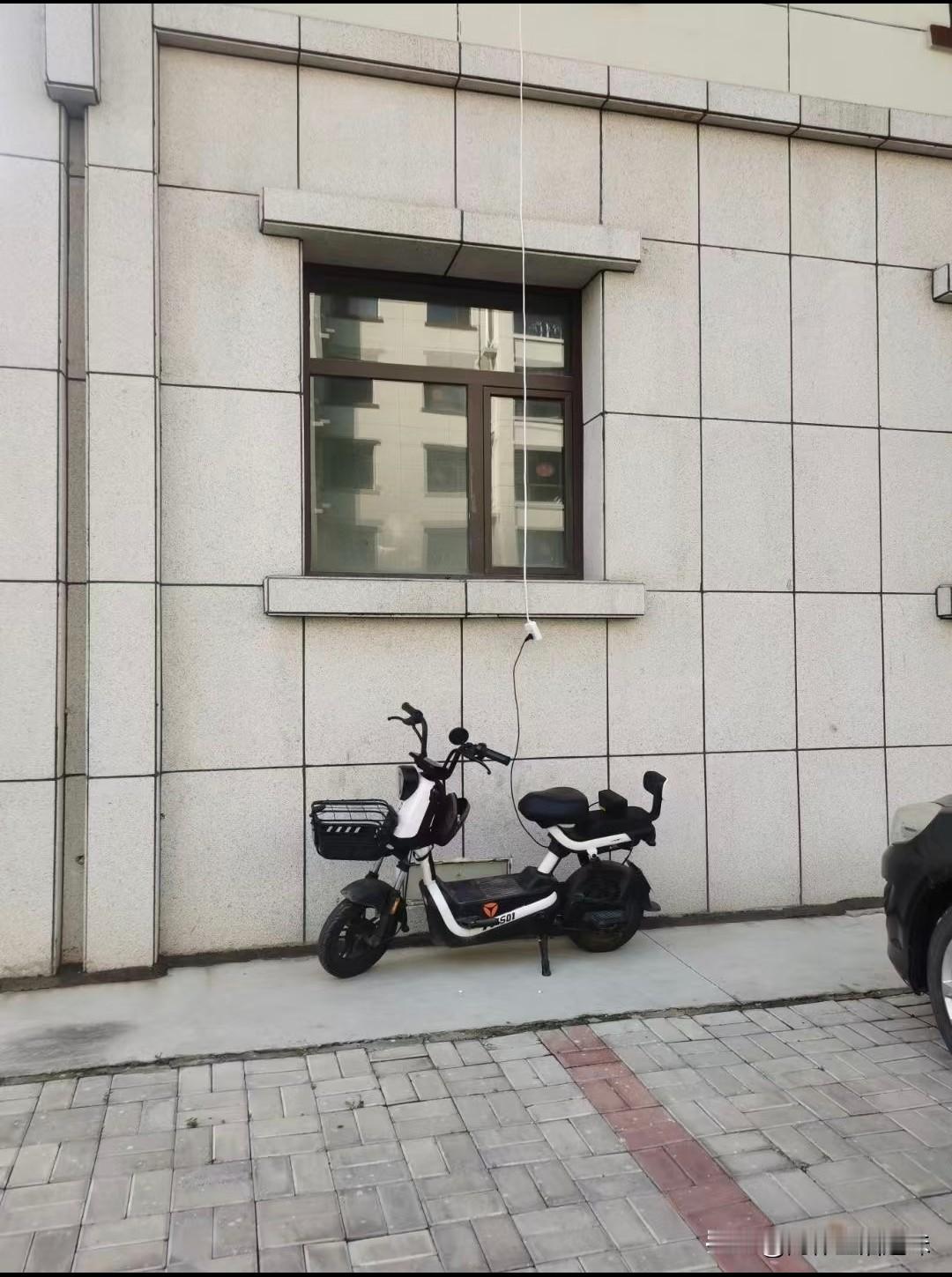 小区物业通知将严查“飞线”充电动车，业主群连续发了三遍提醒，结果今儿依旧有人不顾