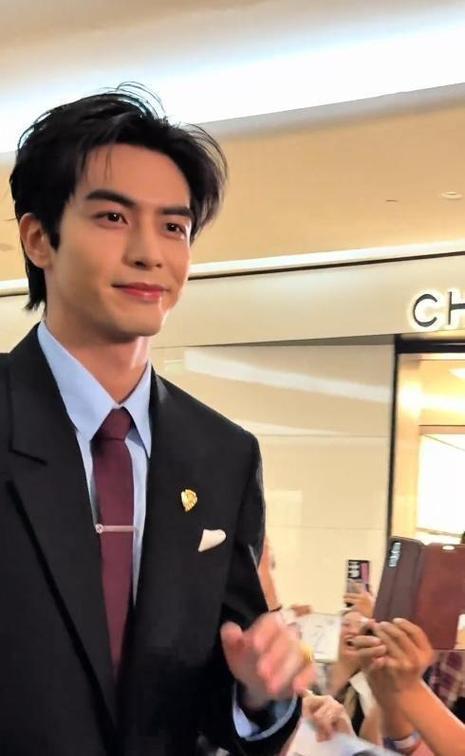 宋威龙在泰国清迈游玩时，意外闪现路人直播间引发热议。他素颜休闲装出行，因好奇围观