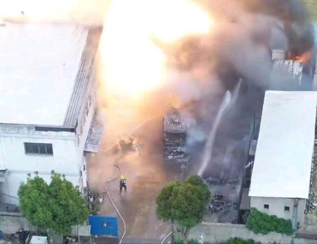 江苏苏州一厂房发生爆燃
6月3日，江苏苏州一废品回收站发生火灾并爆燃，引发网友广