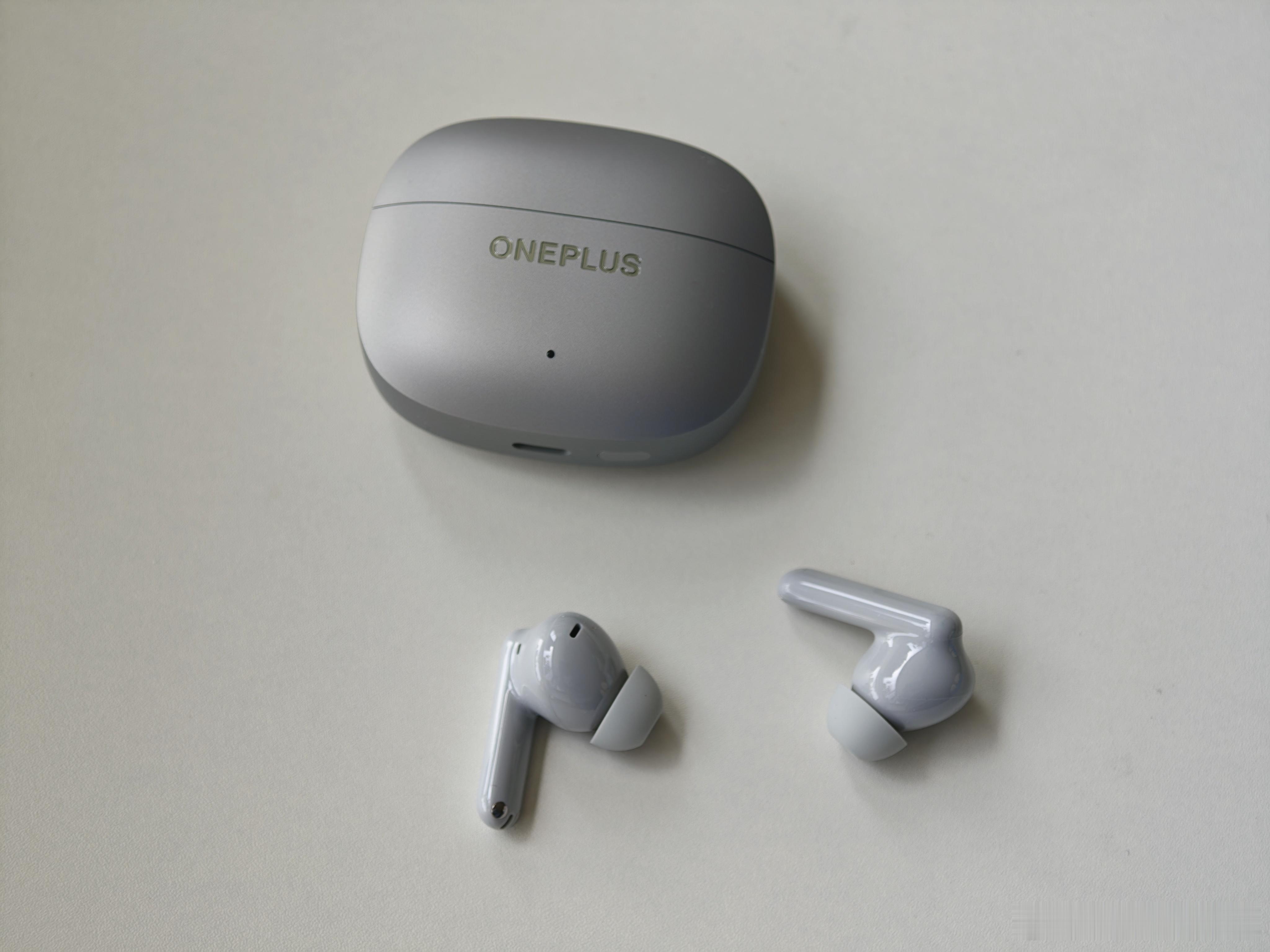 今天开箱钛空银配色的一加BudsAce3，超小巧轻便的一款降噪耳机，单耳机只有4