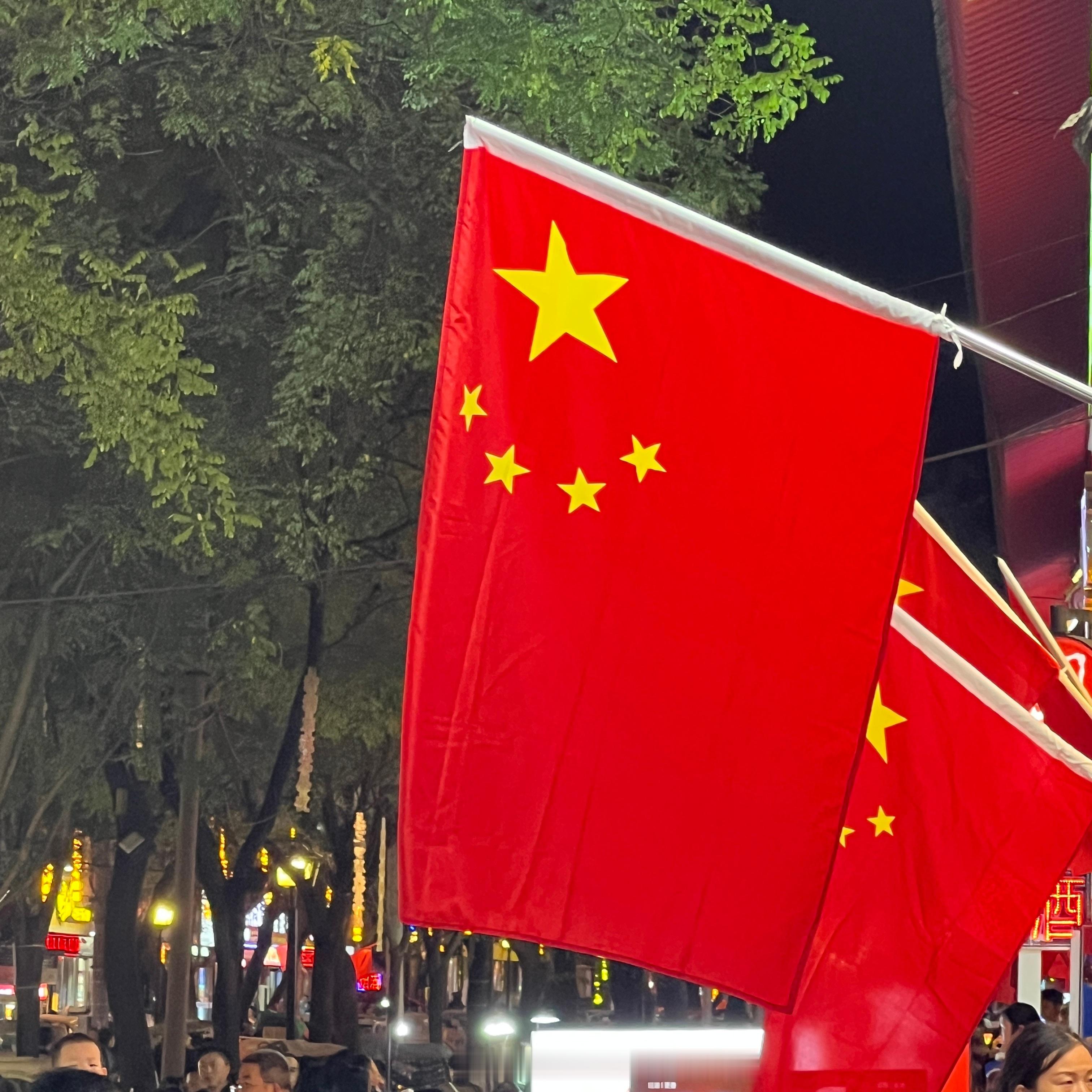 乐活三秦活力三秦千年古都·常来长安 感受最美中国红国庆节处处洋溢着喜庆氛围，中国