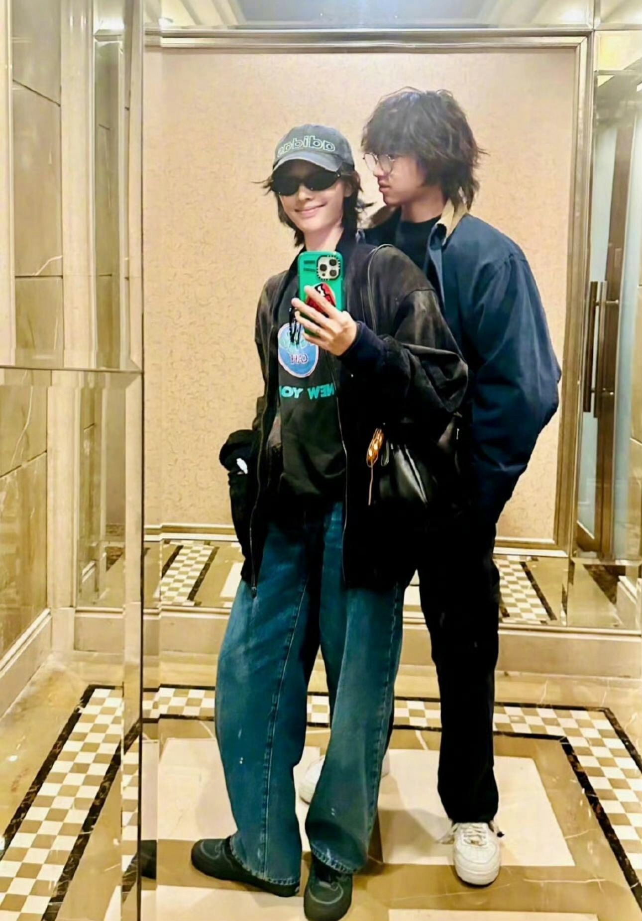 白百何参加儿子毕业典礼刷到这张图突然有点感慨！记忆里元宝还是那个被白百何抱在怀里