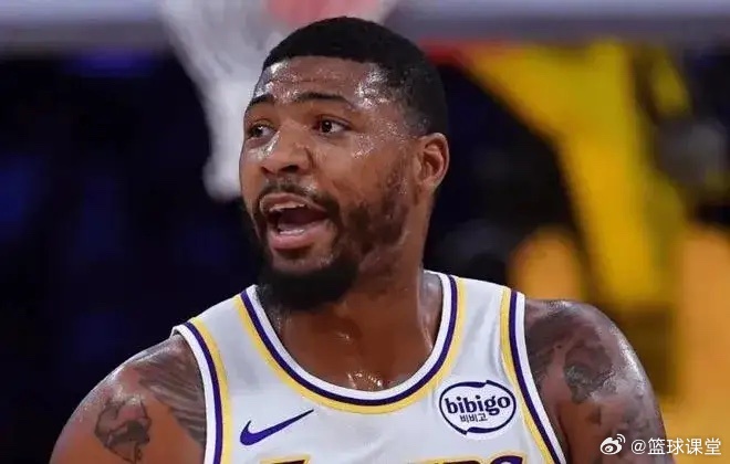 大胜尼克斯！斯玛特神仙数据：——投篮：10投1中——三分：5投0中——正负值：+