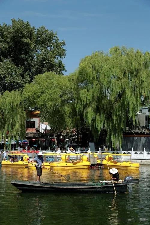 雨后天晴的北京，久违湛蓝的天，在什刹海、老胡同里溜达、闲逛，好不惬意快哉！什刹海