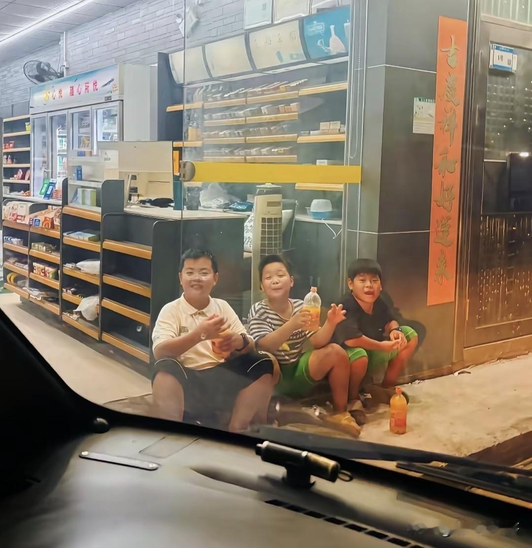 “赤子之心”这个成语在这三个小孩哥身上具象化了，10块5毛钱不多，但却是当时他们