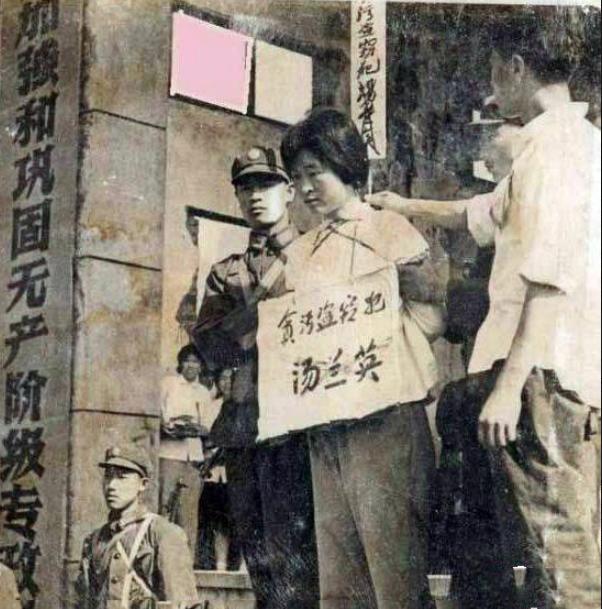 1975年7月24日，天蒙蒙亮，一个年轻漂亮的女人，被押到北郊刑场执行枪决，周围