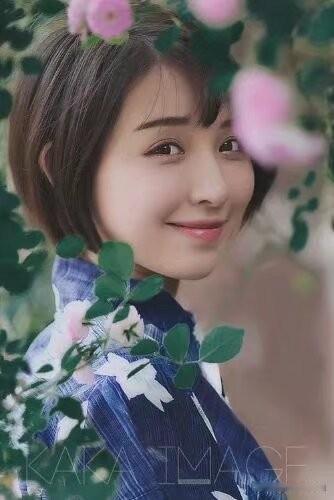春日暖阳下，花间少女露出温柔笑靥，那画面简直美到心坎里。就像文中说的，她的笑是春