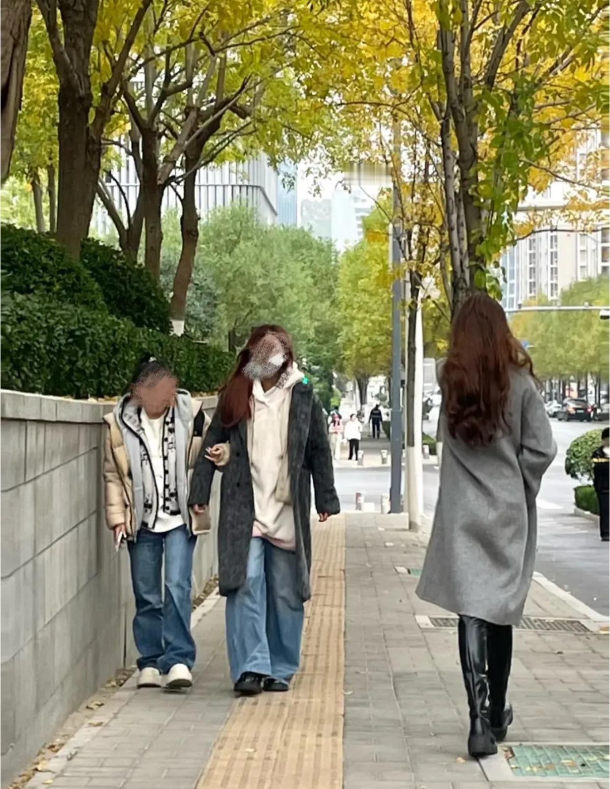 第一次直观的感受到大衣不是谁都能适配的。。同样是身披大衣的两位小姐姐，却展现出截