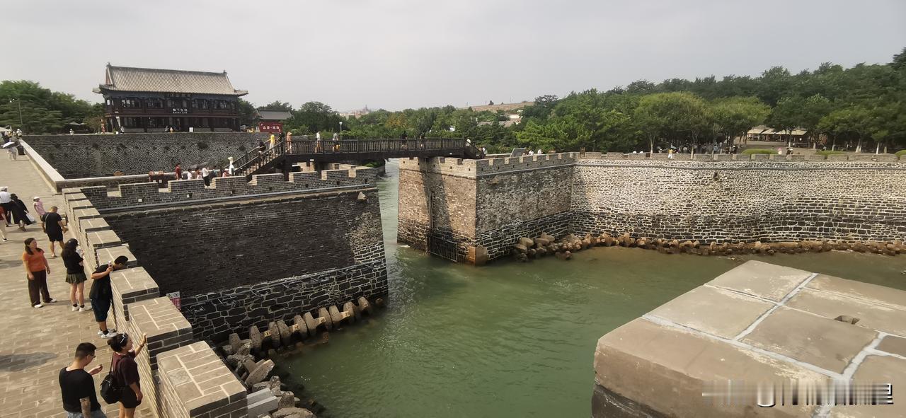 明朝水师战船，真的太小了…

当初在蓬莱阁水城拍照时，估算了一下这个水门能进来多