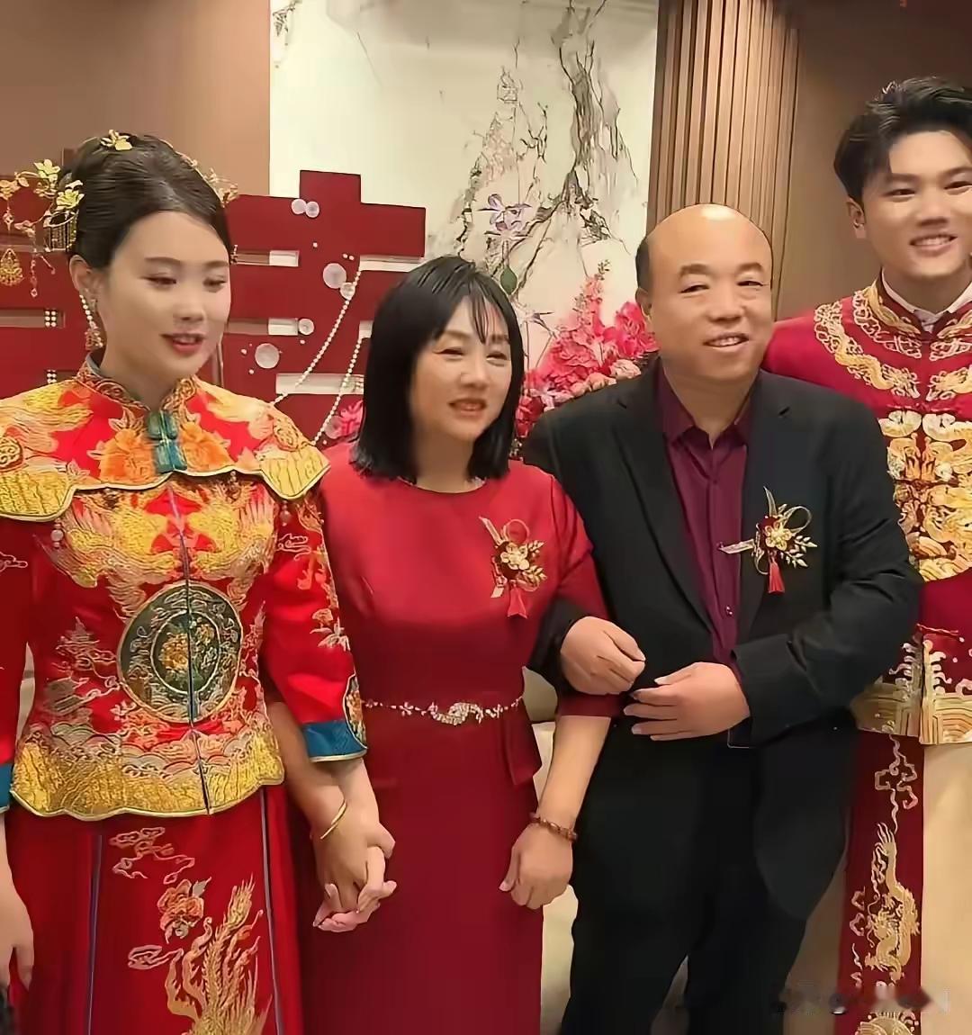 父爱如山，母爱如水。
儿终于到了身披红妆，
迎接同样是红妆的新娘，
这一段爱情这