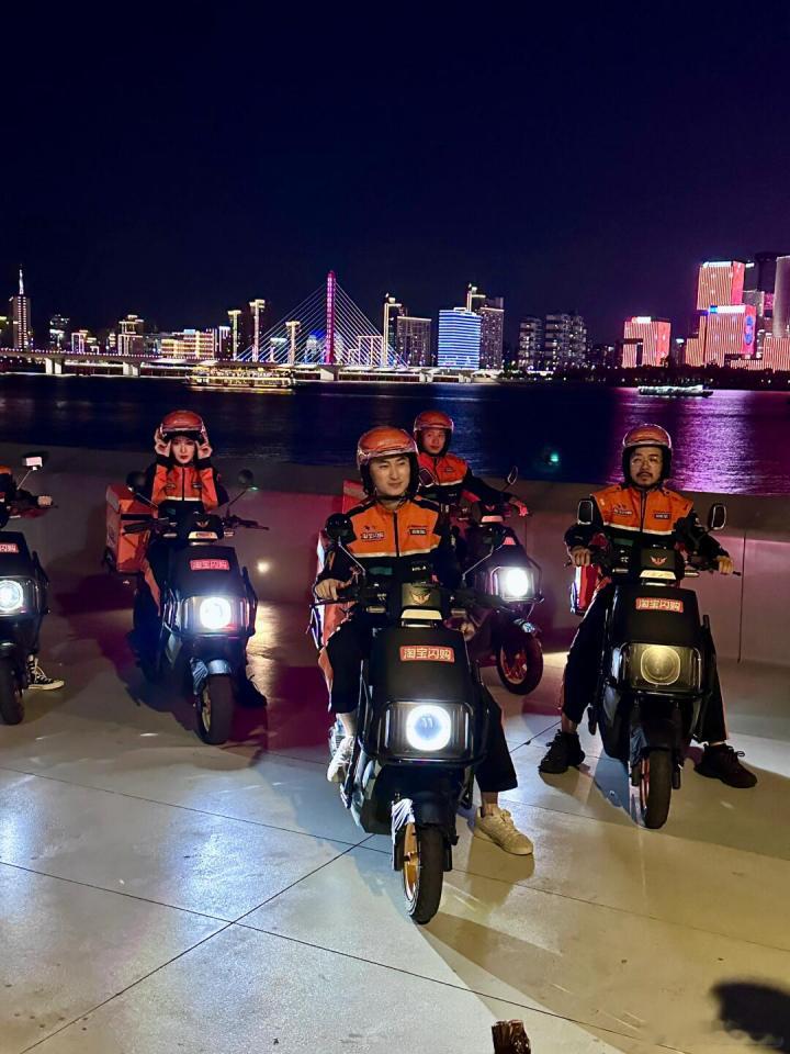 各行业换装致敬城市骑士外卖员拥有了自己的骑士服尊重劳动者，善待劳动者，致敬劳动者