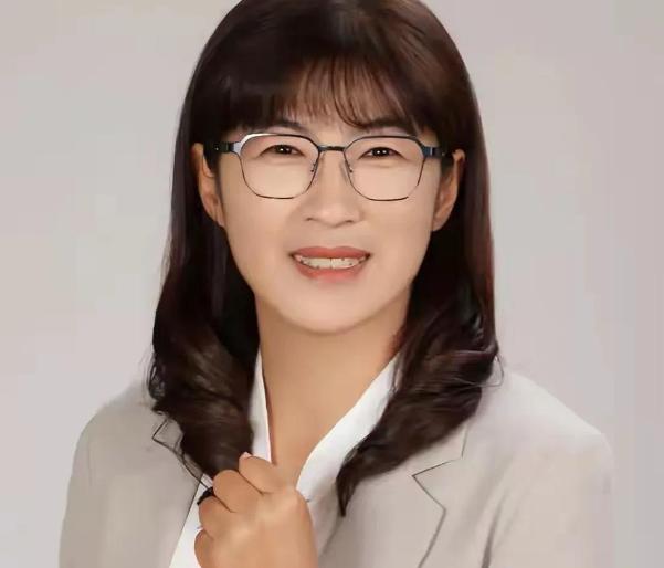 突发噩耗！民进党参选人中秋晚会当场出事，正要上台时突然晕倒，现场紧急施救、送医抢