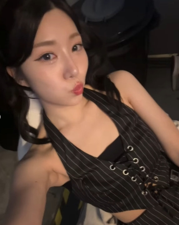 韩国无畏契约美女主持Bella晒照：黑丝高跟配皮裙大家觉得隔壁赛区的美女怎么样呢