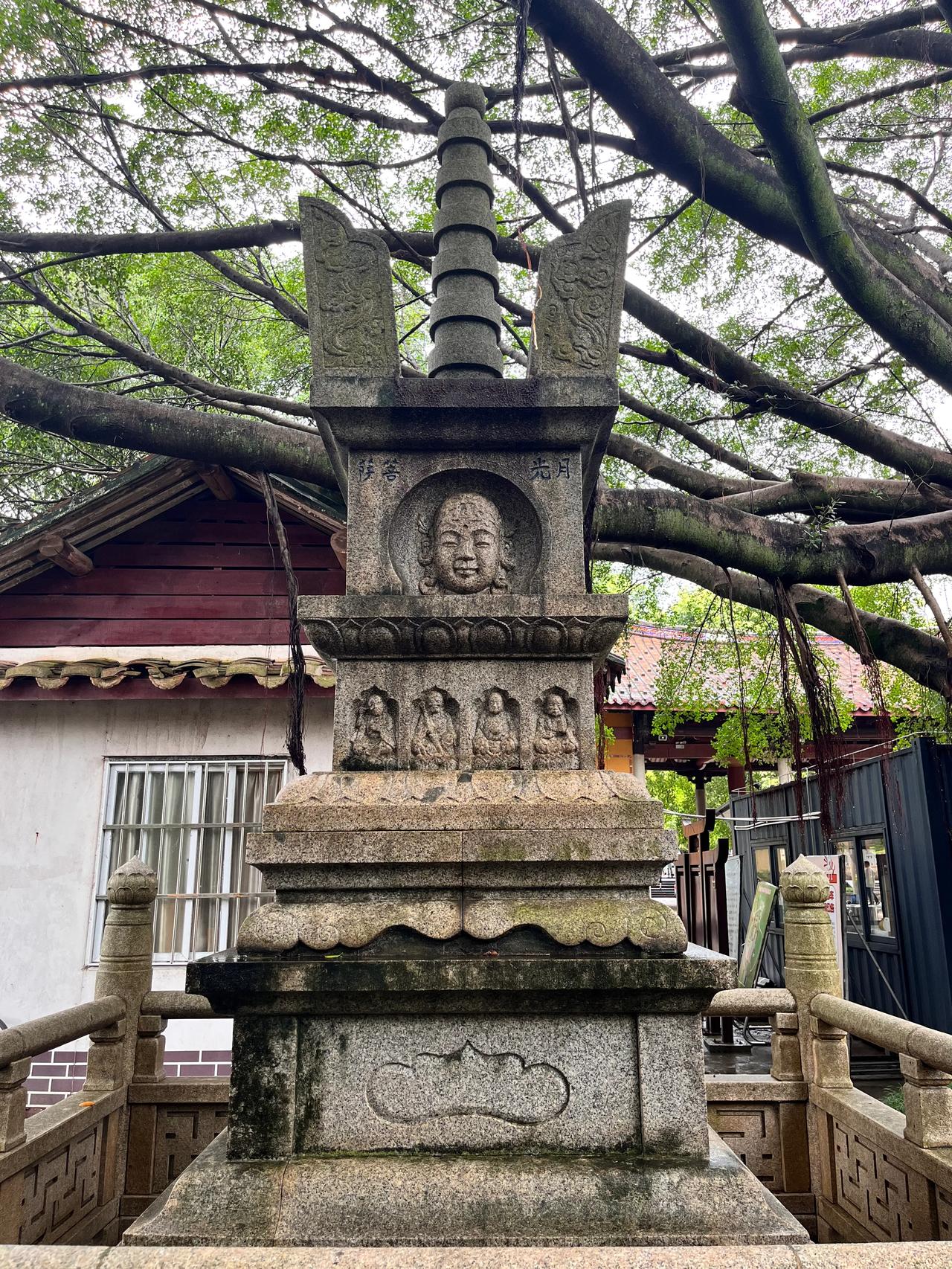 途经莆田，参观南山广化寺，游览时间不长，只有大约两个小时。
广化寺是福建著名的寺