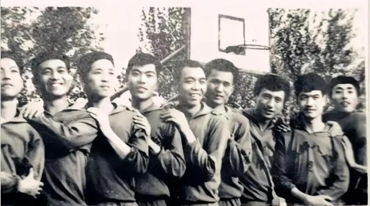 上世纪70年代，陕西咸阳国棉八厂篮球队全体队员的合影。这里面有一个名叫张艺谋的小