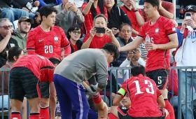 韩国足协官员确认，曹侑珉因足底筋膜撕裂需八周康复，将无缘世界杯。这对于球员个人而