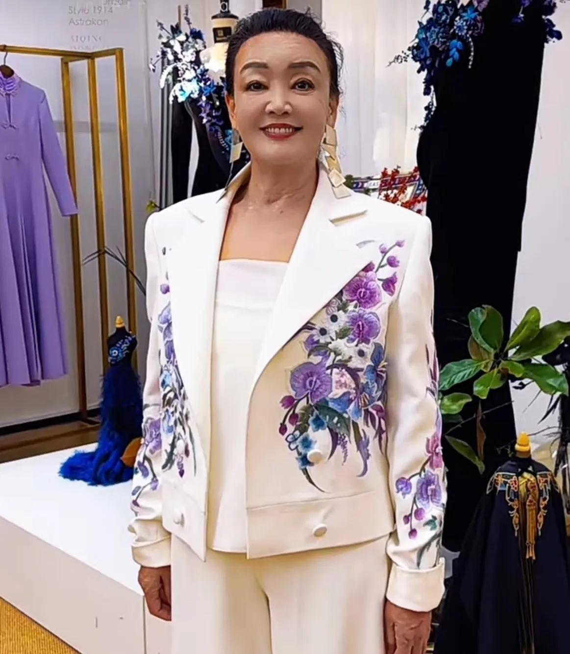 真没想到，67岁的兰姐竟收到国际时装周邀请，现身试装备战开幕大秀，兰姐一连试穿三