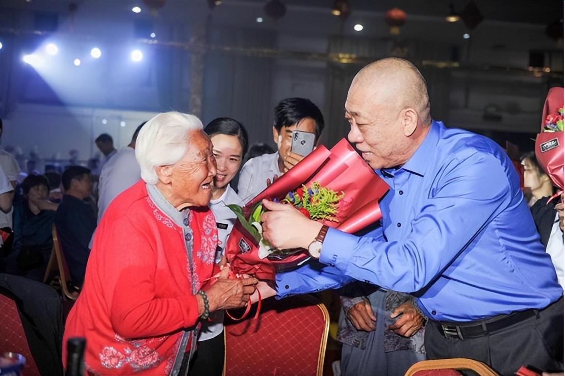 年终奖直接堆了6000万现金！麦收季带薪放假10天再发1000补贴，河南这位穷苦